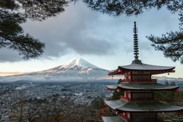 Vacker vy av Fuji med pagod i förgrunden. En påminnelse om att vaccin Japan är viktigt för resan.